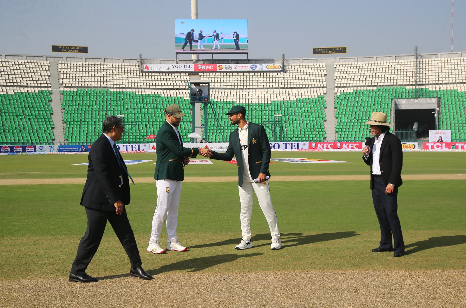 Pakistan opt to bat against South Africa in first Test